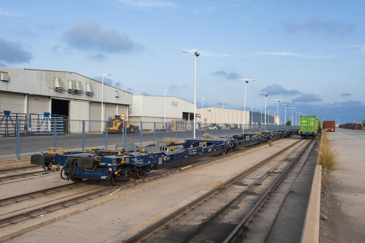 Un tren estacionado en el interior del Puerto de Alicante.
