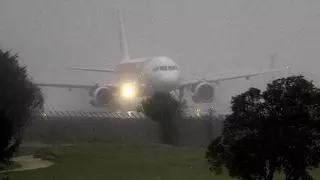 Un avión de Iberia aborta el aterrizaje en Vigo y regresa a Madrid por el temporal