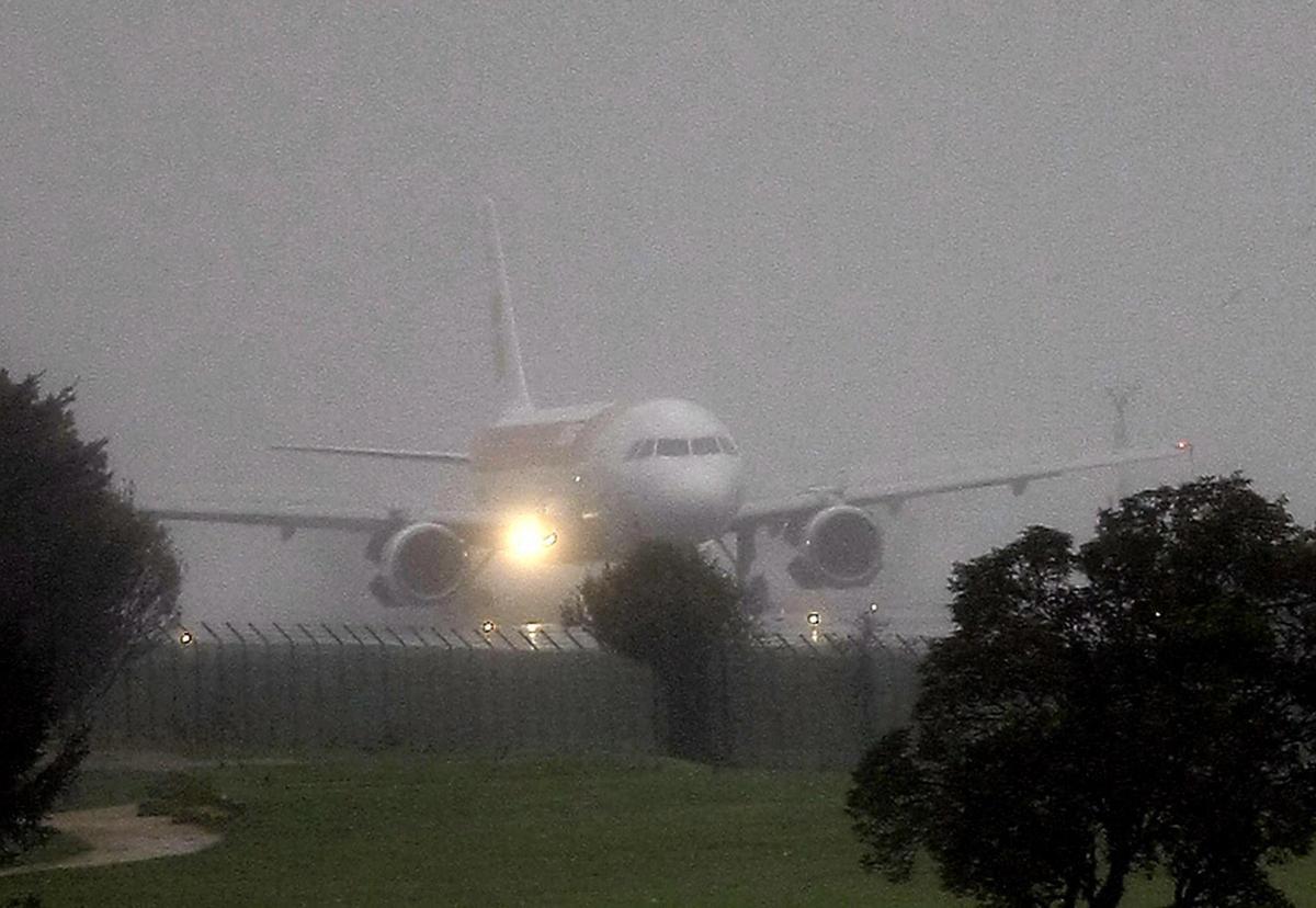 Foto de archivo de un avión de Iberia aterrizando en Vigo con mal tiempo.