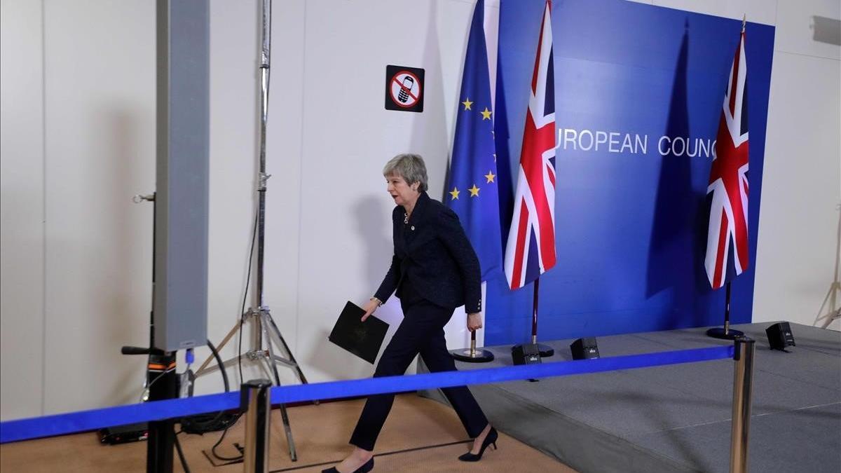 La primera ministra británica, Theresa May, camina después de dar una conferencia de prensa en el primer día de la cumbre de la UE centrada en el Brexit en Bruselas.