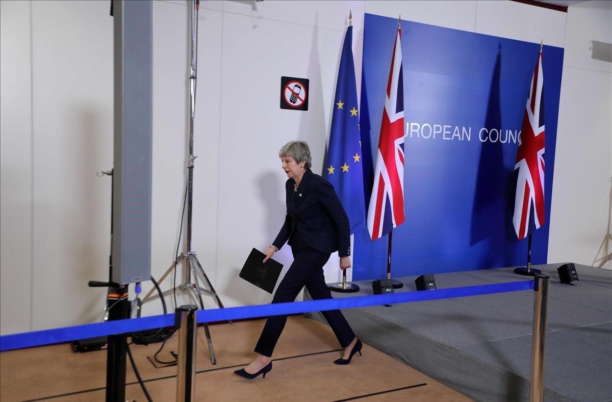 La primera ministra británica, Theresa May, camina después de dar una conferencia de prensa en el primer día de la cumbre de la UE centrada en el Brexit en Bruselas.