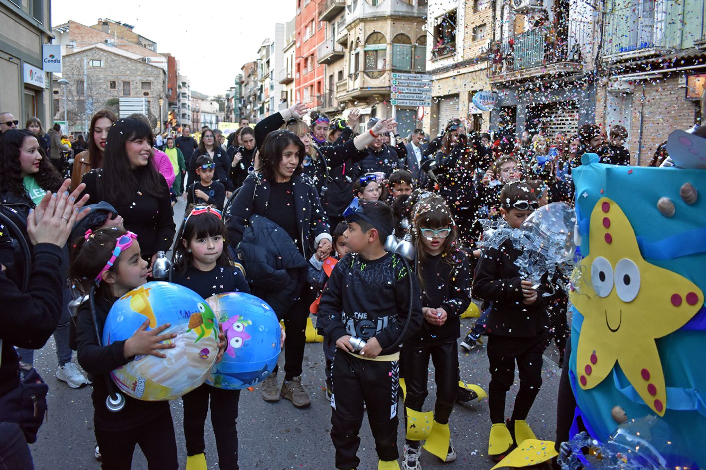 El Carnestoltes omple el centre de Súria de disfresses i diversió