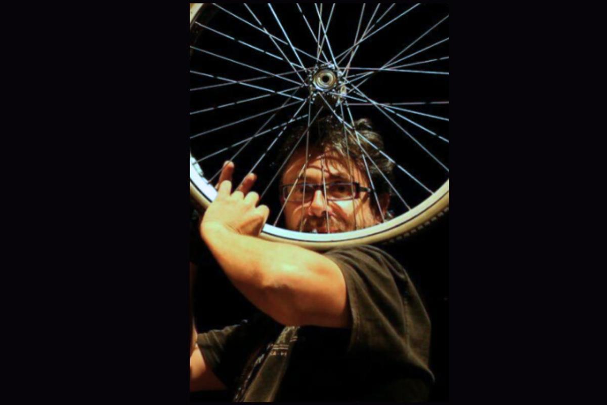 Xavier Lozano tocado una bicicleta, uno de los objetos con los que hace música.