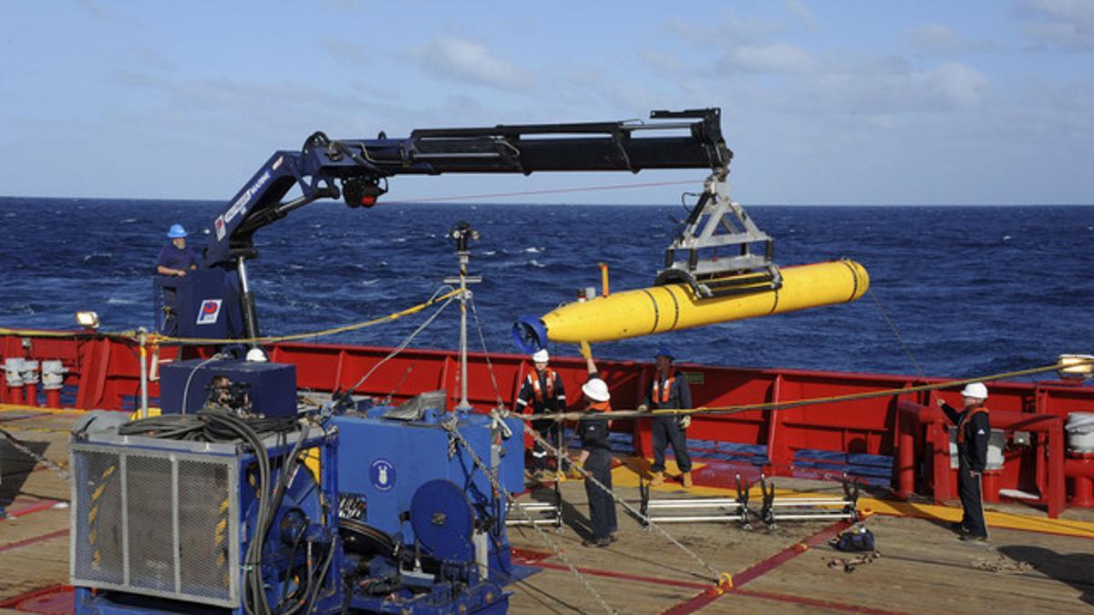 El vehículo submarino 'Bluefin 21', a bordo del 'Ocean Shield', el pasado 1 de abril.