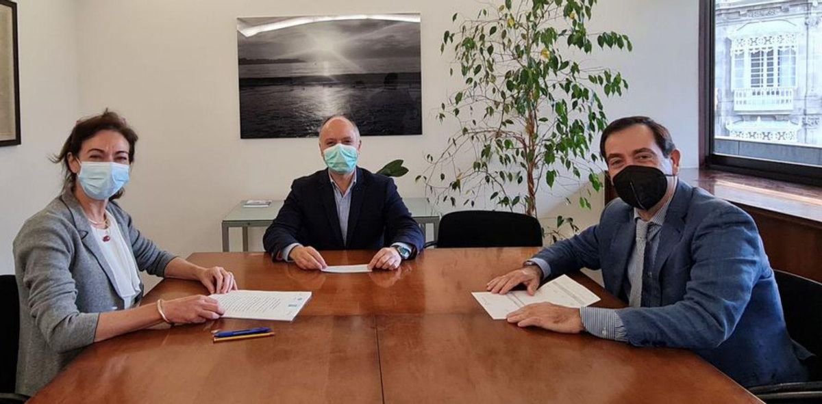 Regades (centro), en la firma de la operación ante notario.
