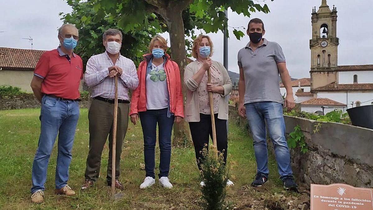 Un texu recuerda a las víctimas de la pandemia en Colunga