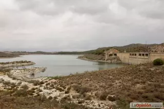 Obras de rehabilitación de la Casa del Agua junto al embalse de Santomera.