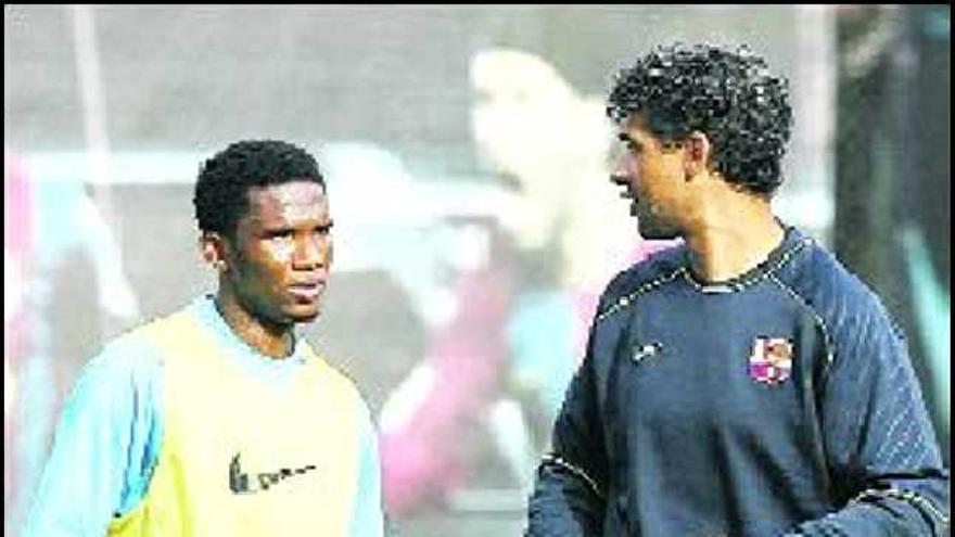 Eto&#039;o y Rijkaard, durante un entrenamiento del Barcelona.