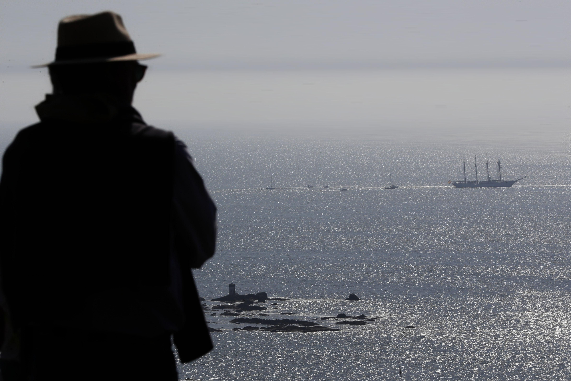 El buque 'Juan Sebastián Elcano' se impone a la niebla en Baiona