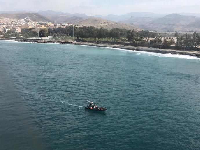 Llegada de una patera y búsqueda de tres ocupantes que cayeron al mar