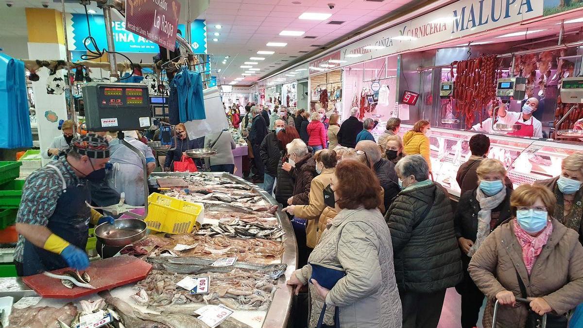 El mercado de O Calvario, en Vigo, lleno de clientes la semana pasada