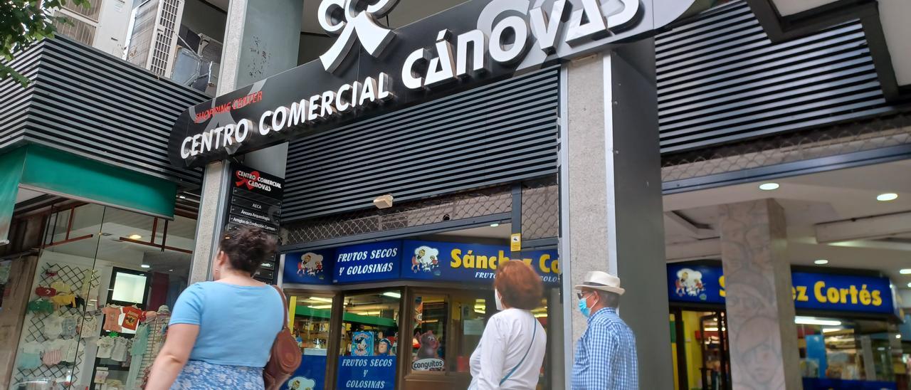 Entrada de la galería de Cánovas, inaugurada hace ya 35 años en pleno centro de la capital cacereña.