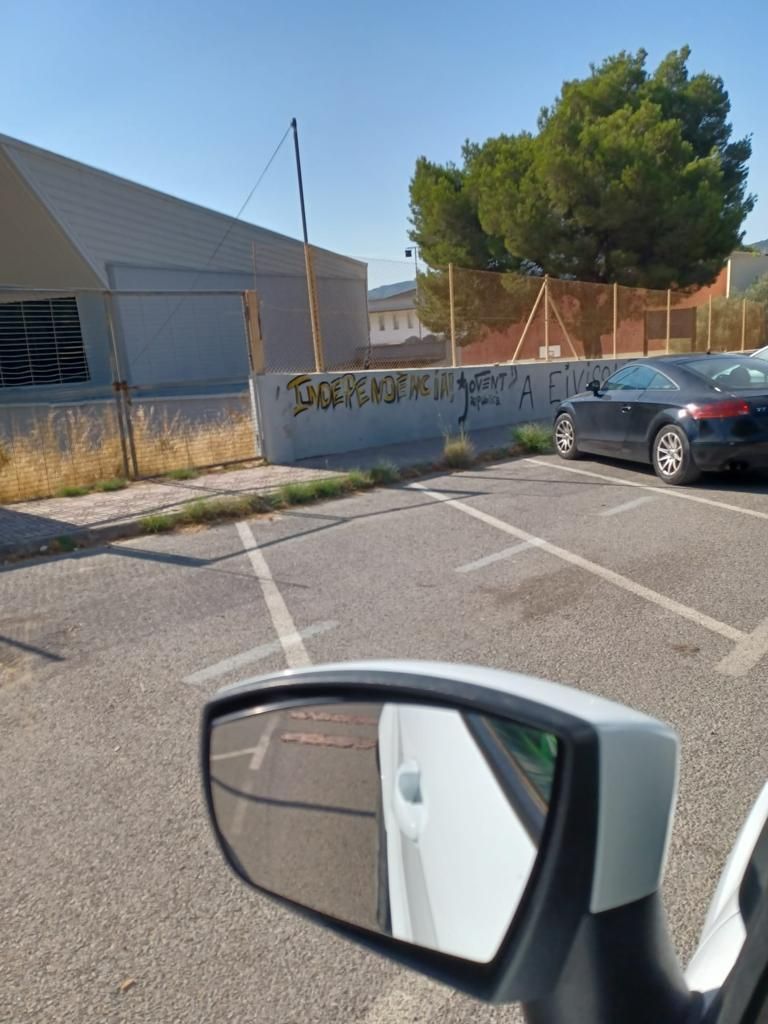 Sant Antoni amanece con pintadas y carteles independentistas