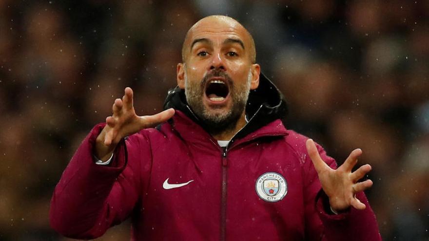 Guardiola da instrucciones en el partido ante el Burnley.