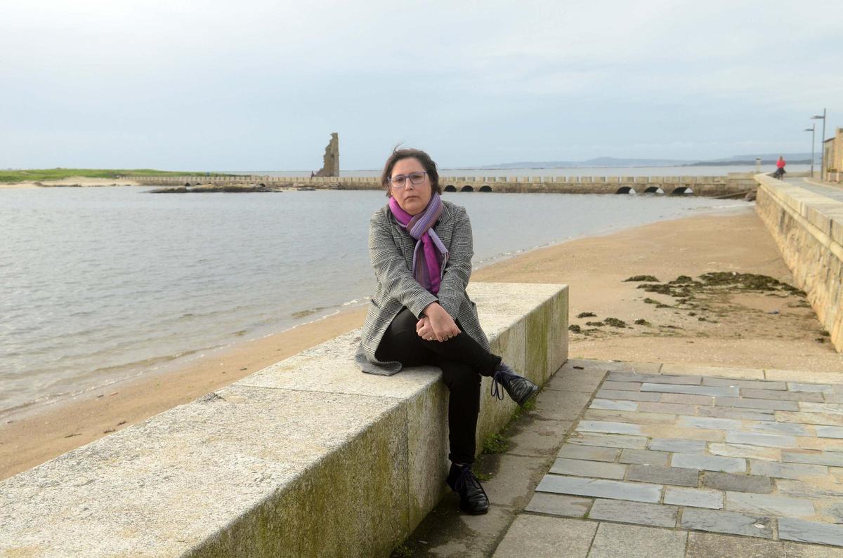 María José Rial Galiñanes, con la torre de San Sadurniño (Cambados) a sus espaldas