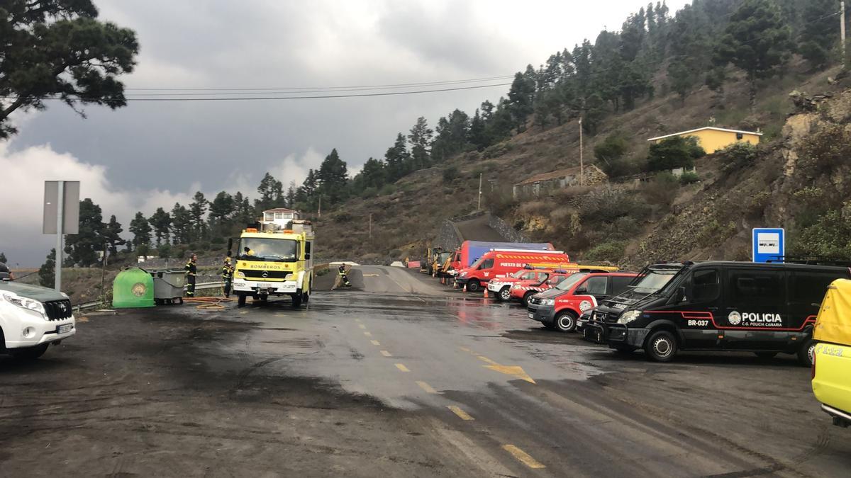 Vehículos de bomberos y la Policía Canaria bloqueados por e desprendimiento en La Palma.