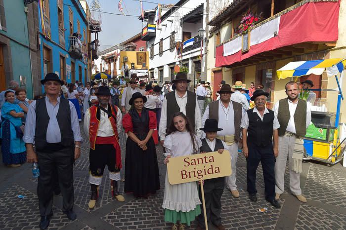 Carretas y grupos en la romería del Pino