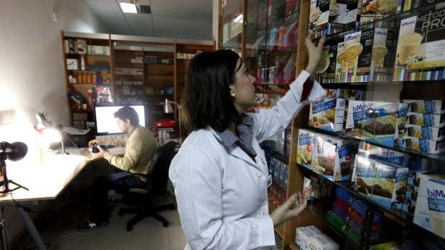 Nacho y su mujer, ambos fundadores de la parafarmacia, en las instalaciones de la empresa.