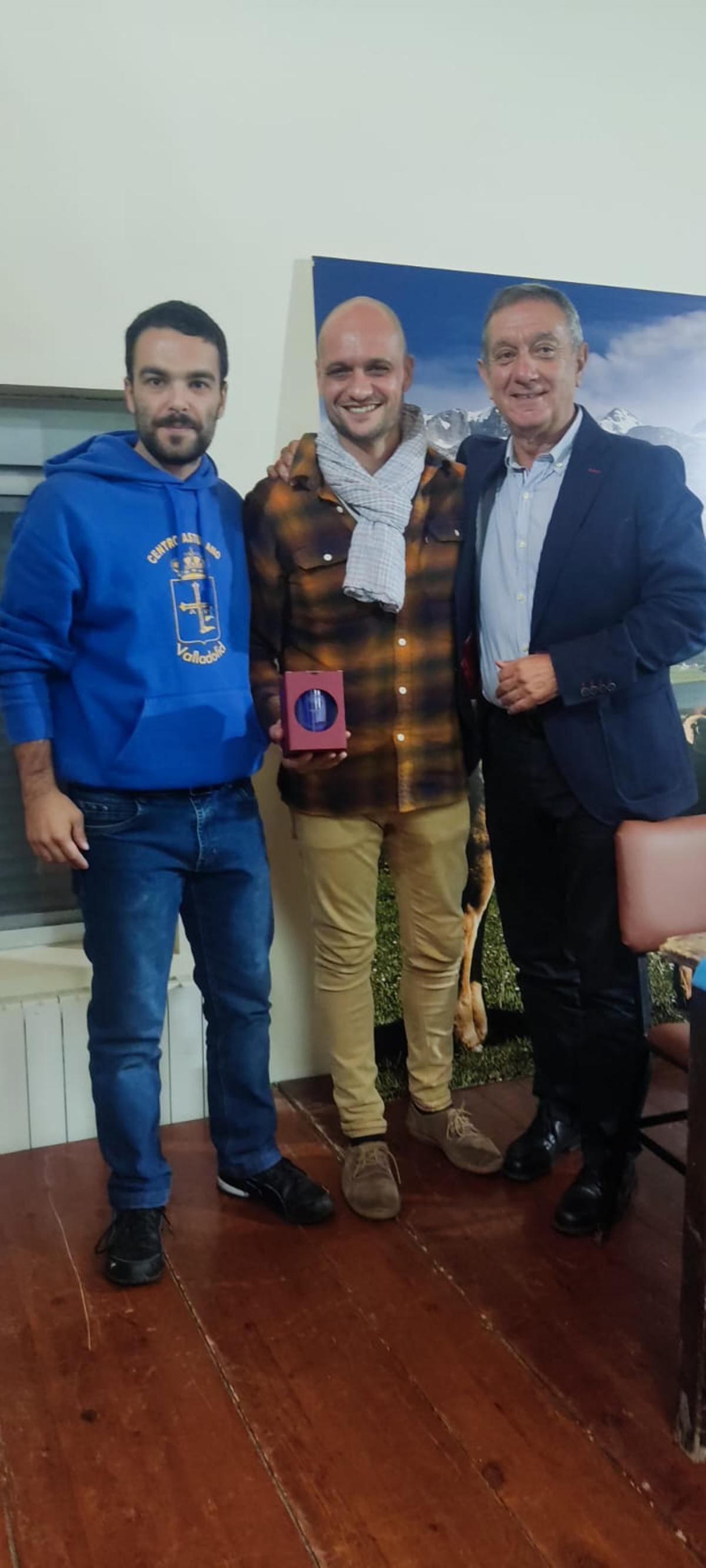Por la izquierda, Alfonso Verdeja Rubín (presidente del Centro Asturiano de Valladolid), Rafael Carracedo Crespo (pregonero) y Manuel de Barros Canuria (presidente de FICA)