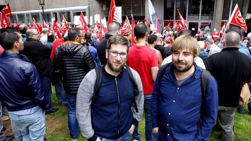 Miguel Urbán y Daniel Ripa, ayer en la concentración de los sindicatos ante FADE.