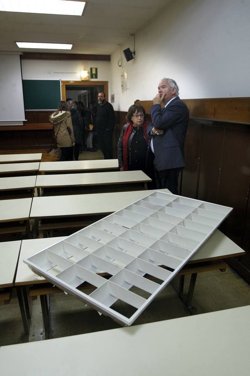 Fotogalerías del foco caído en un aula de la Facultada de Filosofía y Letras de Zaragoza