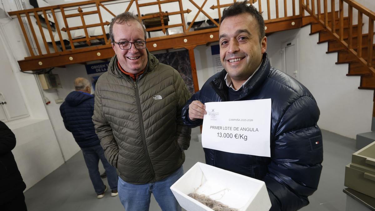 Récord en en la subasta de San Juan de la Arena: ¡los primeros gramos de angula se pagan a 13.000 euros el kilo!