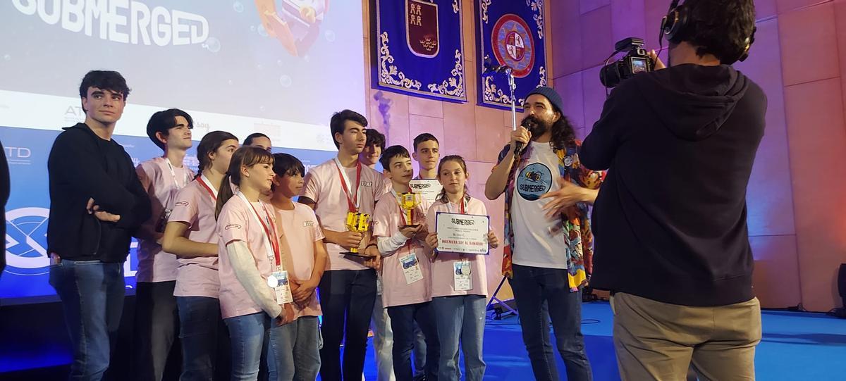 Los integrantes del Equipo Bionic celebran la victoria en la fase regional.