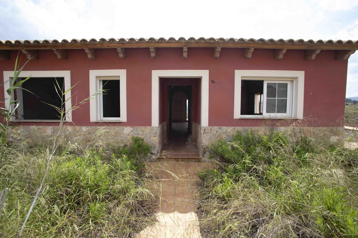 Urbanización la Besana paralizada desde 2008, en l’Énova.
