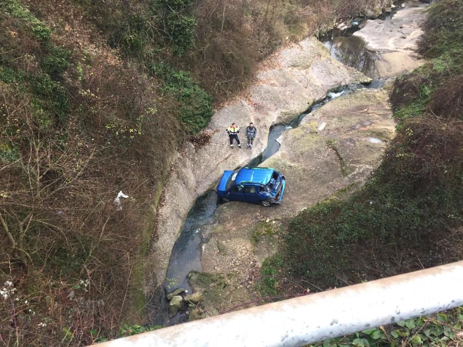 Ferida greu la conductora d'un vehicle que ha caigut per un pont a Berga