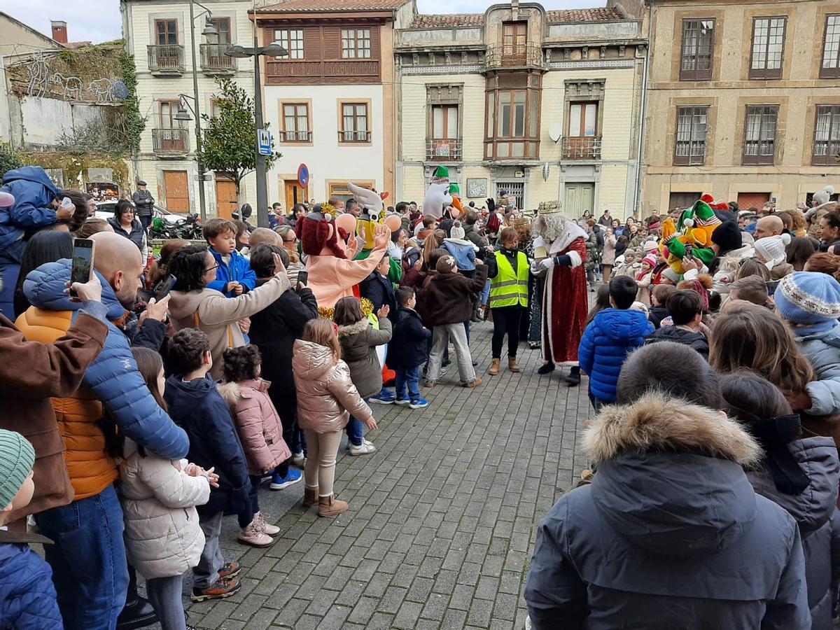 Los Reyes Magos llegan a la Pola para adorar al Niño Jesús y recibir a los pequeños