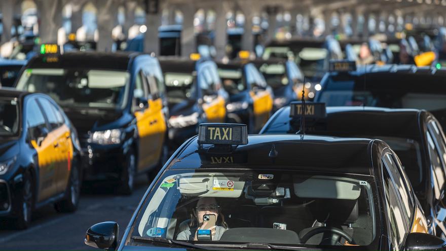 اتفاق بين نادي برشلونة ونقابة إيليت تاكسي ينهي إضراب سائقي التاكسي