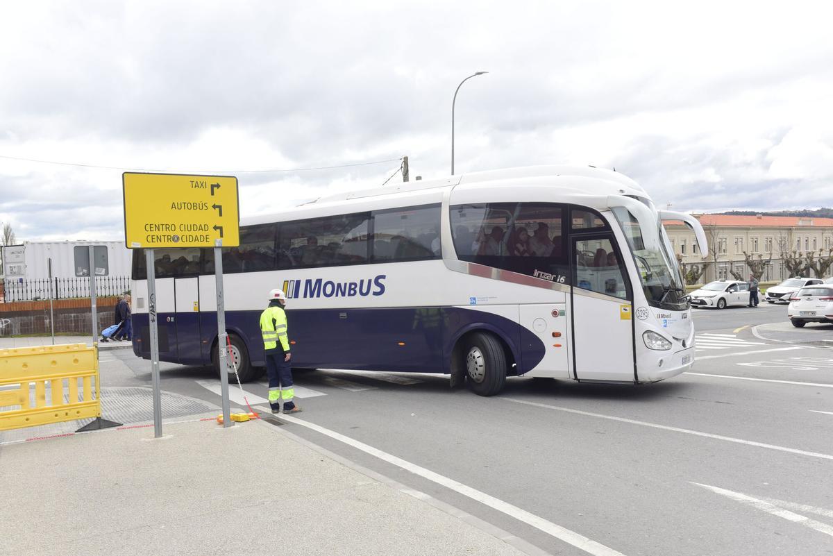 El cierre de la estación ferroviaria los días 28 y 29 de marzo obliga a diseñar un plan alternativo de transporte para garantizar la movilidad de los viajeros. El primer día se ha desarrollado con tranquilidad y pocos pasajeros en el servicio extraordinario de buses. El cierre de la estación ferroviaria los días 28 y 29 de marzo obliga a diseñar un plan alternativo de transporte para garantizar la movilidad de los viajeros. El primer día se ha desarrollado con tranquilidad y pocos pasajeros en el servicio extraordinario de buses.