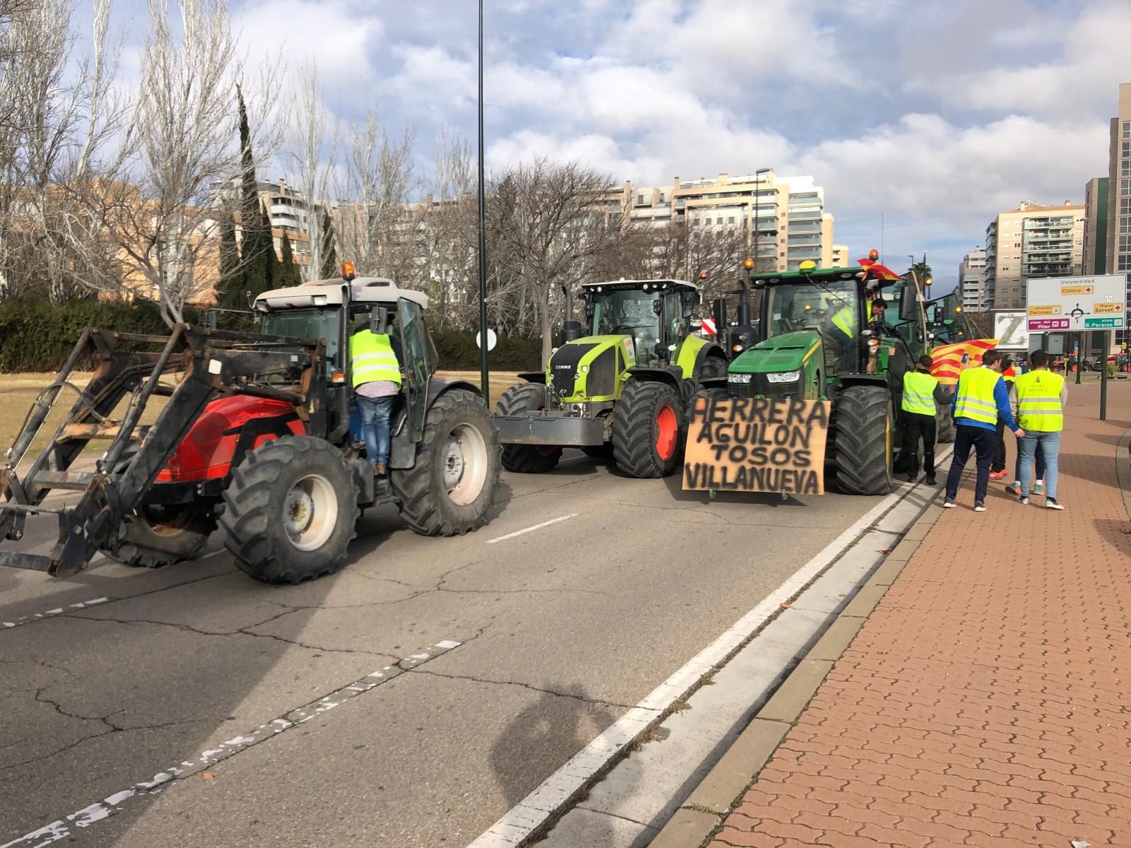 En imágenes | El cuarto día de tractoradas vuelve a colapsar las carreteras de Aragón