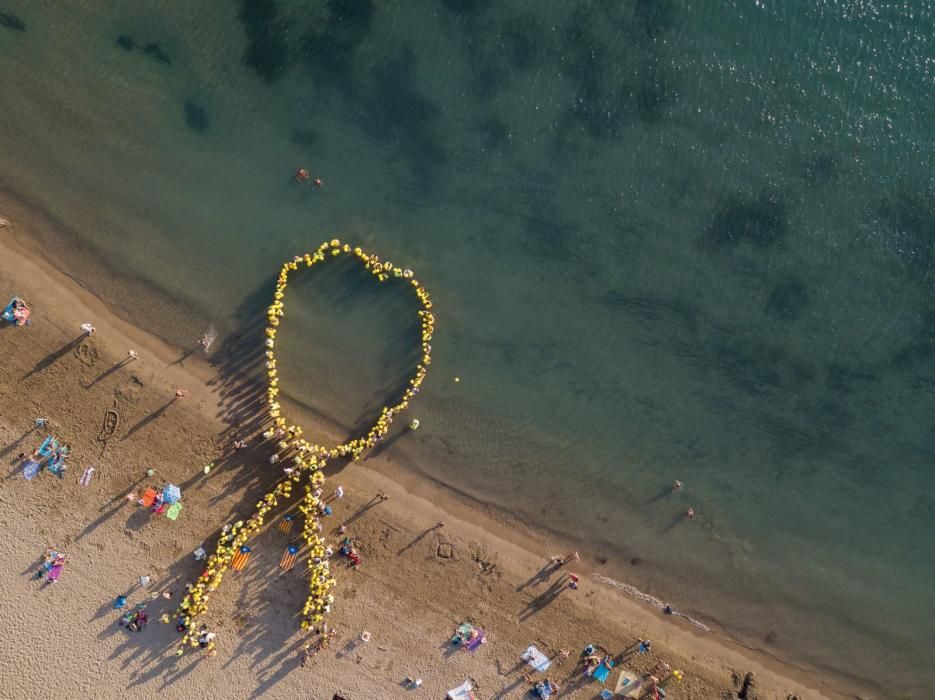 Fan un llaç groc humà a la platja de Roses pels polítics presos