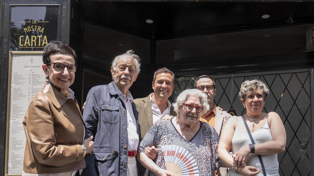 Carme Ruscalleda; Eduardo Mendoza; el copropietari de Casa Leopoldo, Bruno Balbás; Rosa Gil; la seva filla Carla, i, darrere, Daniel Vázquez Sallés, ahir al restaurant. | FERRAN NADEU