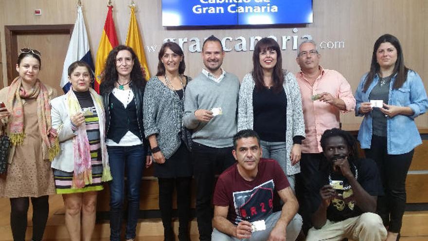 Los artesanos con el nuevo carné del Cabildo de Gran Canaria.