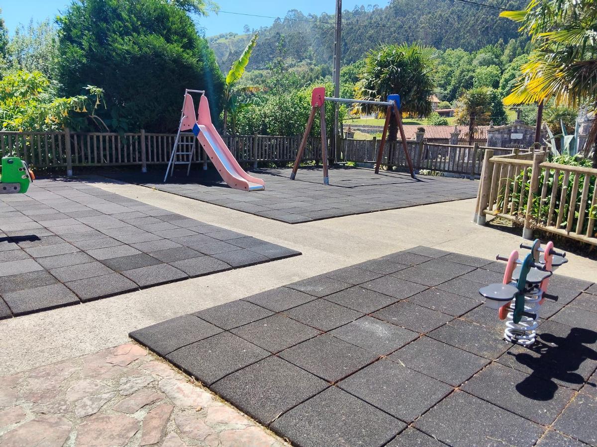 Llanes pone a punto todos los parques infantiles y las áreas recreativas del concejo