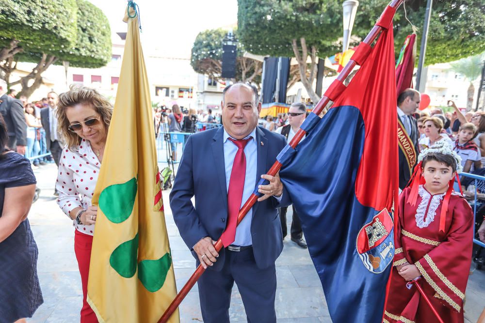 Benejúzar ha acogido el traslado de la patrona desde su santuario y un acto de homenaje a la Señera, en el día de la Comunidad Valenciana