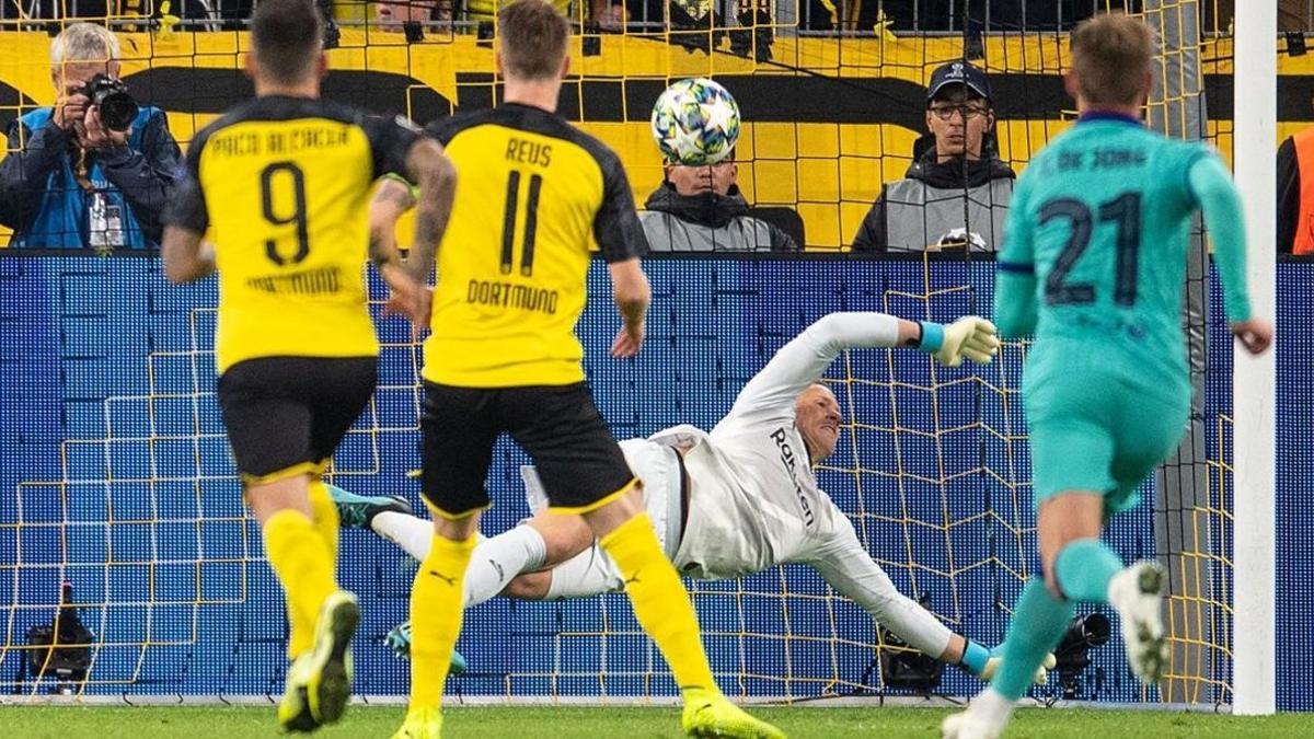 Ter Stegen detiene el penalti que acaba de lanzar Marco Reus.