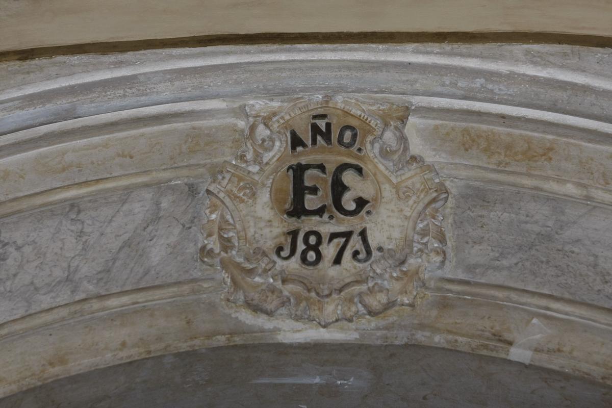 Iniciales de Enrique Grana y el año de construcción de la casa.