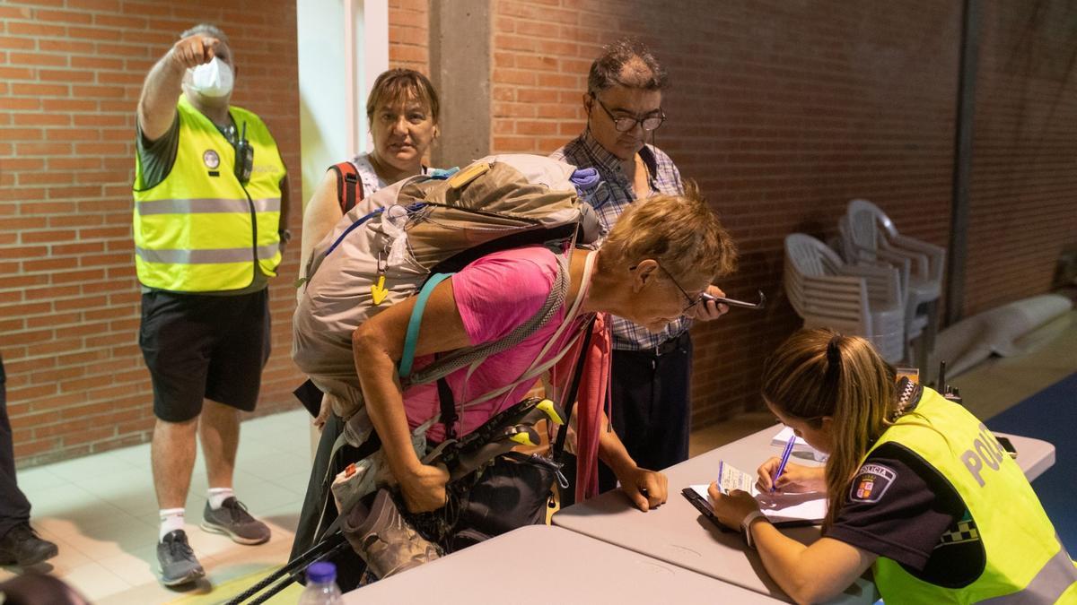 Una mujer francesa que hacía el Camino de Santiago, tras ser evacuada de Tábara a Zamora