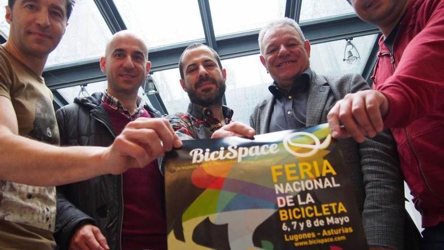 Por la izquierda: Rubiera, Virginio Ramírez, Ángel García, Suárez Cueva y Javier Rodríguez Morán, ayer, con el cartel de la feria.