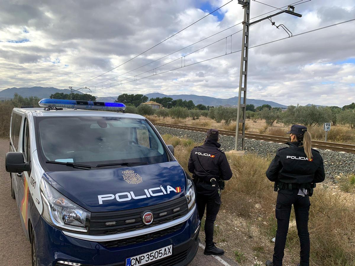 Agentes de la Policía Nacional en el tramo del tren de Elda-Monóvar.