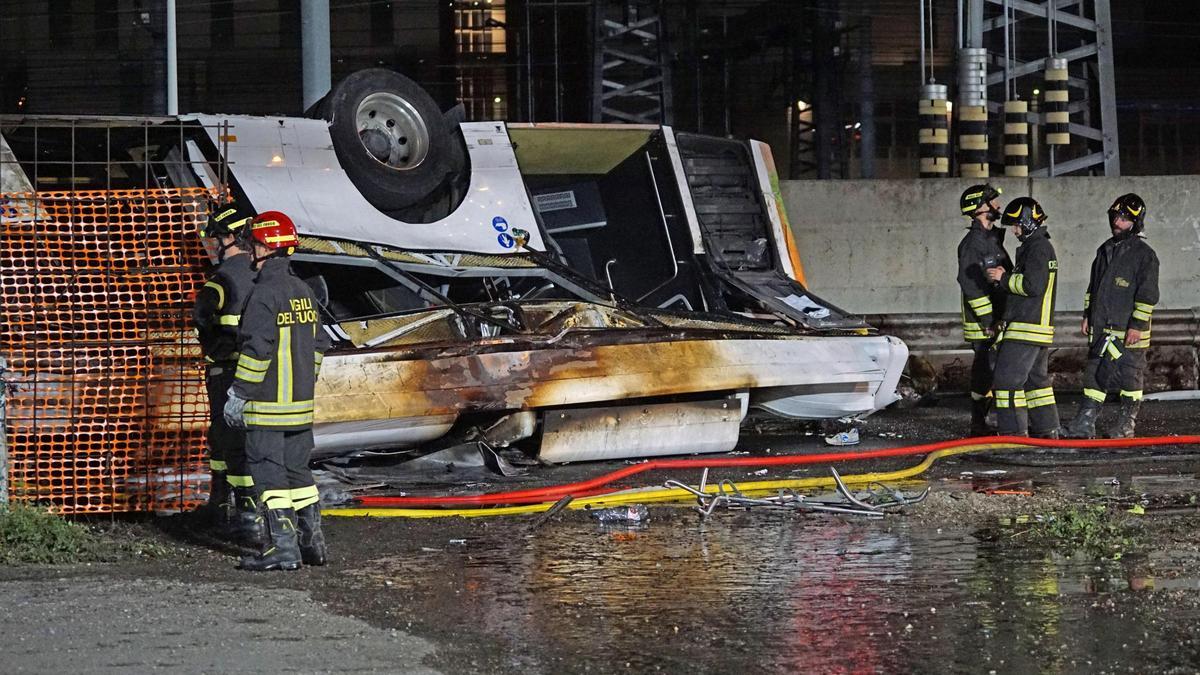 L'autobús bolcat a Mestre, que ha deixat 21 morts