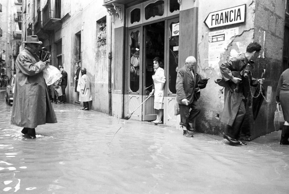 Narcís Sans filmant els efectes d’unes inundacions al centre de Girona.