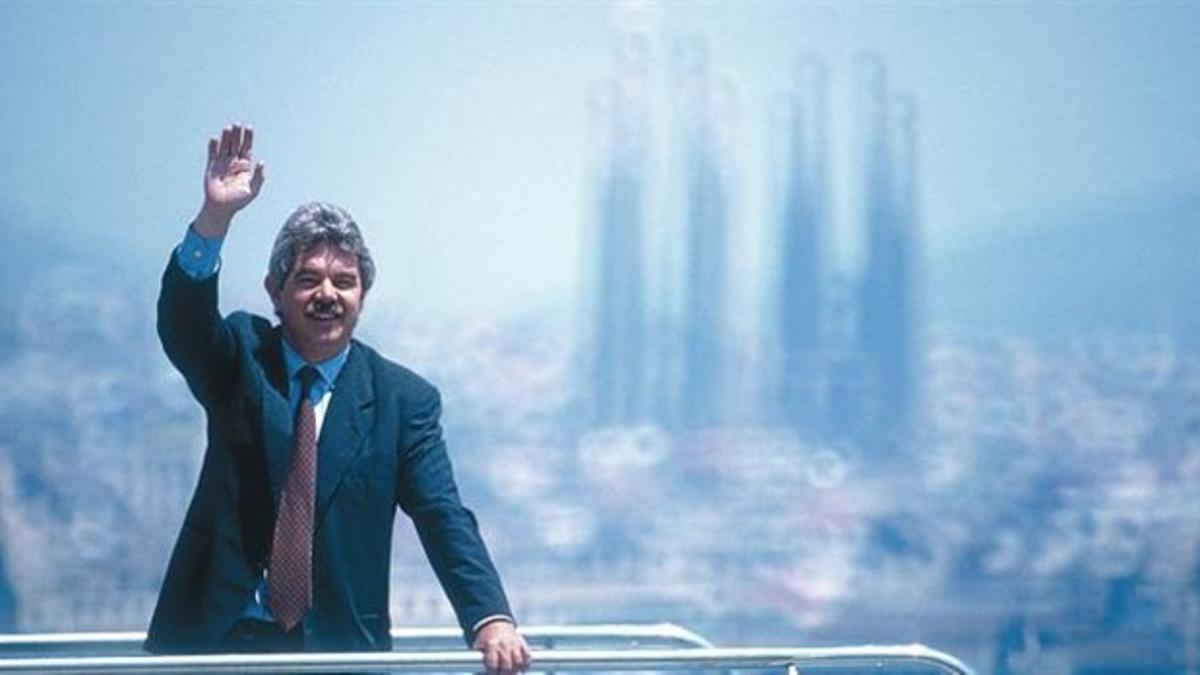 En Montjuïc 8 Maragall saluda desde el trampolín de la piscina de saltos de Montjuïc, en 1992.