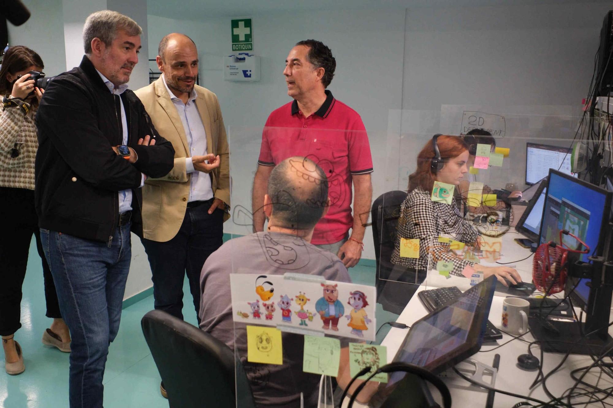 Visita de Fernando Clavijo a las nuevas instalaciones de 3 Doubles Producciones
