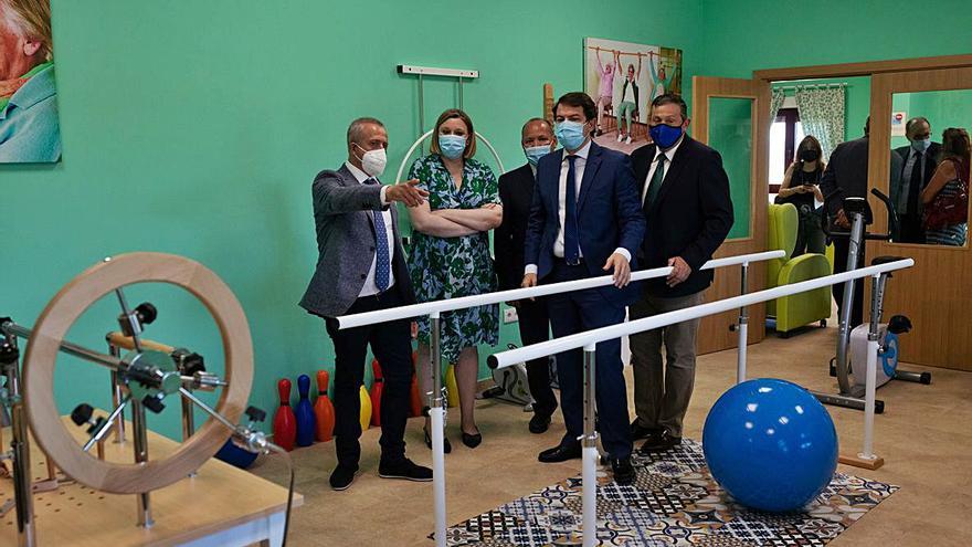 El presidente de la Junta visita la sala de fisioterapia de la residencia de Trabazos. | Emilio Fraile
