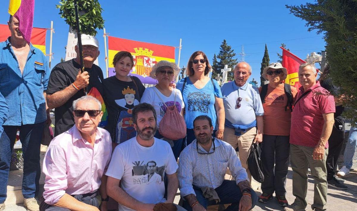 Miembros de Podemos en el tributo a los represaliados en el camposanto de Espinardo, en Murcia. | PODEMOS
