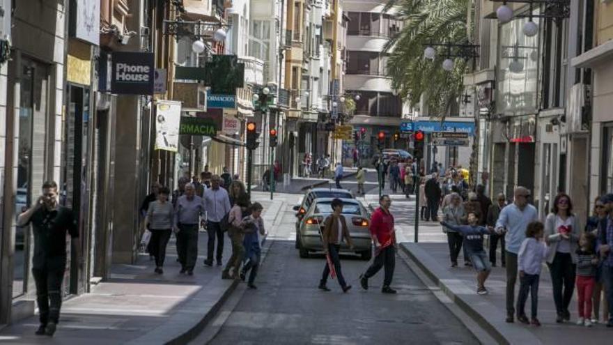 La calle Corredora con vehículos circulando y peatones por las aceras, en una imagen de archivo.